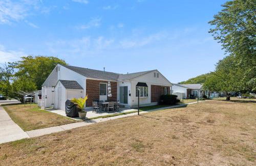 Cozy 2BR Condo - Beachside Bliss with Yard Space condo - Foto 26