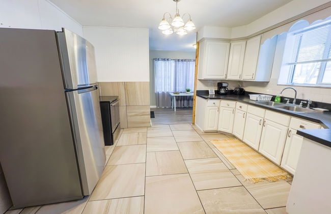 The Stone Castle - With Private Yard & Parking, Near Falls & Casino by Niagara Hospitality - Foto 11