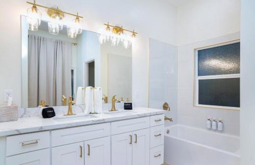 Newly Built Coastal Home with Yard - Foto 9