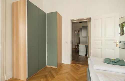 KAISER 02 by ROCKCHAIR Apartments l SUPERHOST Status l 3 Bedrooms Boxspringbeds 2 Bathrooms l Cozy Family & Business Flair 155 sqm 3 Balcony 2nd Floor Elevator up to 10 guests welcomes you! - Foto 71