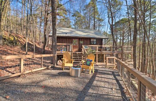 Scenic Greers Ferry Cabin with Deck and Fire Pit! - Foto 1