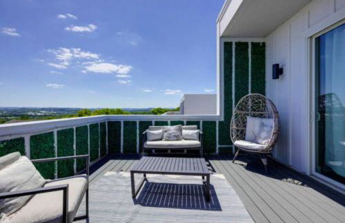 Luxury four-story Home, Rooftop Deck with views, PingPong! Sleeps 12! - Photo 9