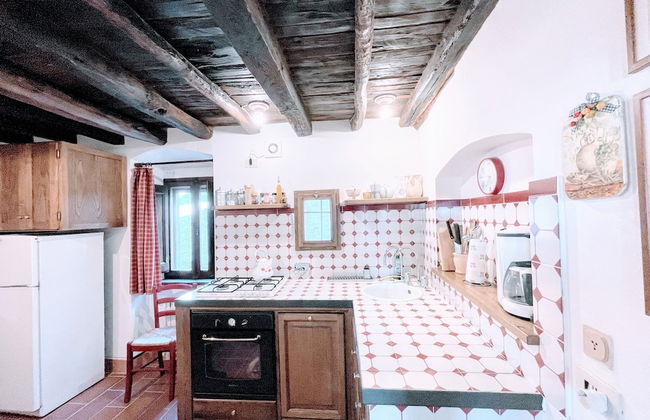 Vicolo - Sleeps 5 With air Con, Wifi, Balcony for Dining and Pool - Photo 8