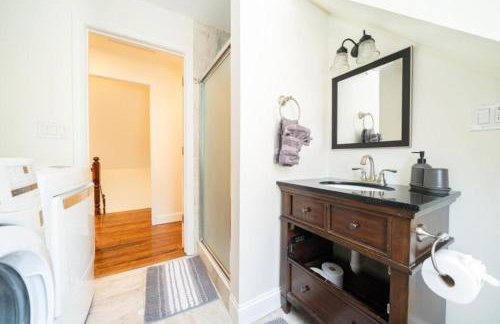 988 - 2 4BR Boston Cozy Getaway near Geneva Cliffs - Foto 16