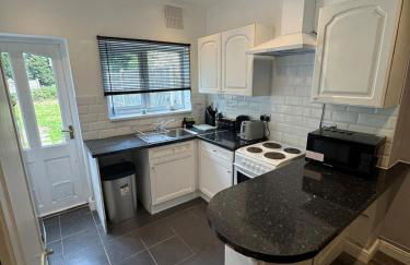 Modern 3-Bed Home with Parking & Garden Wolverhampton - Photo 7