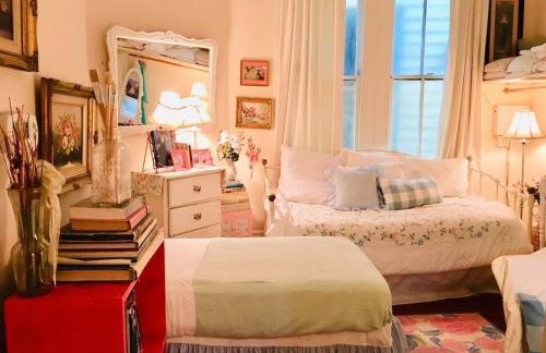 4BR 3 BA HUGE, Balcony, Cemetery, Streetcar sleeps 8! - Photo 26