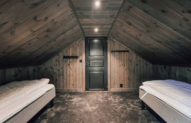 Modern Mountain Cabin - Outdoor Hot Tub - 8 Beds - Photo 5