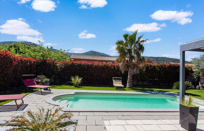 Beautiful Holiday Home With Swimming Pool - Photo 23