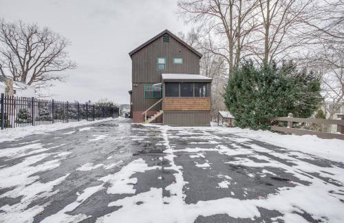 Porch and Views Queensbury Three Family Lakehouse - Foto 35