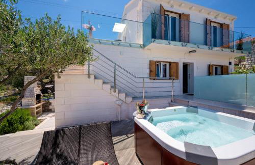 Uniquely designed Villa Ivana with outdoor Jacuzzi nearby the pebble Banje beach at the Island of Solta - Photo 8