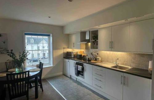 Large town centre apartment with parking - Photo 7