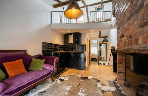 Beamed Village Apartment with Fireplace and Private Terrace, Castle Donington - Photo 8