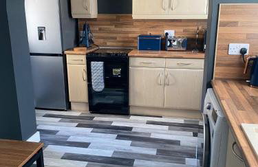 Stylish 3 bed house, private parking , with conservatory, close to KFC, McDonalds, ALDI and ASDA - Photo 22