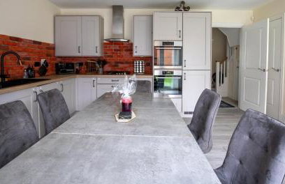 Impressive 4 Bed House Sleeps 8 - Private Parking Fast Wi-Fi Netflix & Foosball, Business Insurance and Leisure Travellers Welcome - Foto 34