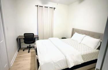 Newly Renovated 2 Bedroom - A Seasoned SuperHost - Photo 4