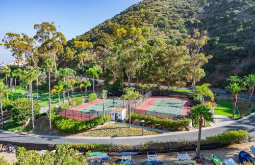 10-Star Property! Premium Ocean Views, Immaculate Corner Condo with Fireplace, New Golf Cart - Foto 54