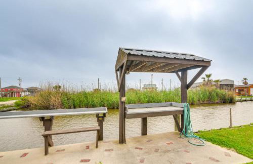 Canal-Front Coastal Getaway in Gilchrist with Deck - Foto 4