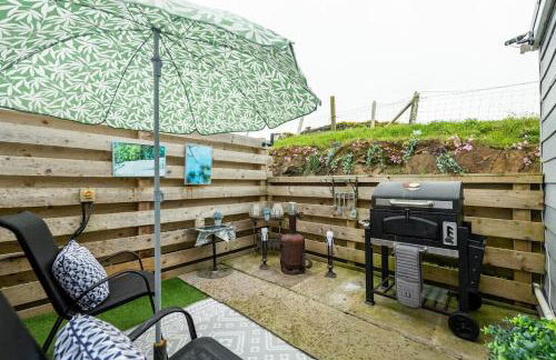 Adorable private couples retreat with hot tub - Photo 22