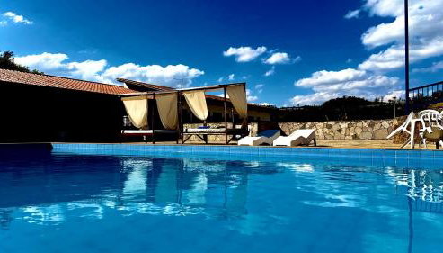 Casa de Temporada na Nova Aliança Completa, com Piscina e Lazer para 8 Pessoas - Foto 3, sunbed