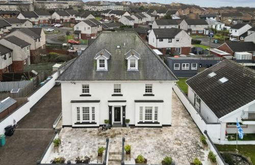 6BR House with Butler, Sauna & Hot Tub in Glasgow - Photo 7