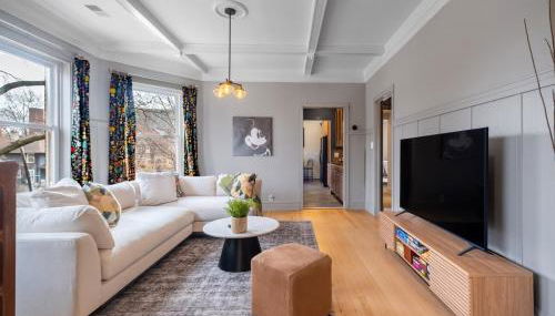 Elegant and Chic 2Bed 2Bath steps from the lake! - Photo 2