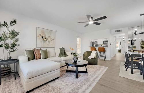 Luxe 2BR Condo Next to Pool Trails & Mountain - Foto 1