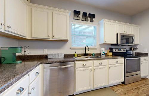 Charming family friendly home, enclosed backyard & 20 miles from San Antonio - Foto 12