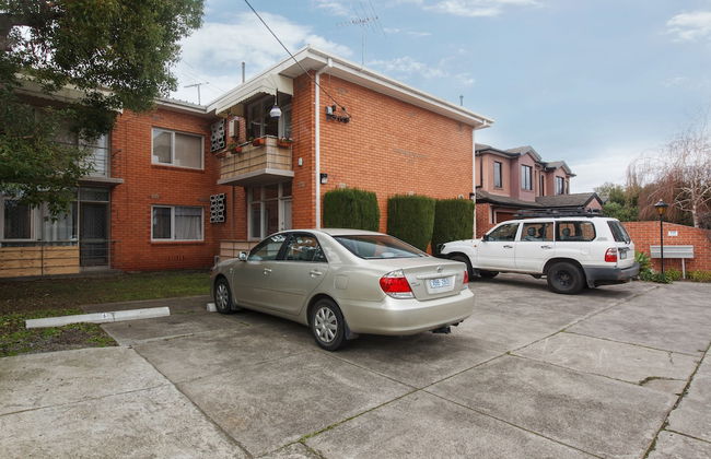 Balcony Retreat Apartment by Ready Set Host - Foto 16