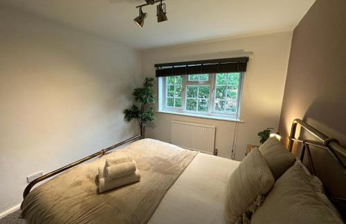 Comfortable 3 Bed House with Garden & Parking - Foto 22