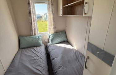 Wildflower Meadows 5 - Golden Anchor - Central Heating, Wi-Fi, bed linen - Meadow Lakes Caravan & Lodge Hire - Foto 9