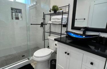 Cheerful house with EV, Parking & backyard - Foto 3