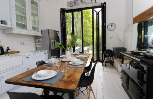 Perfect Retreat in Luxury & Historical Manor House - Photo 32