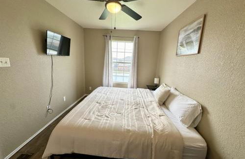 Modern 2BR Stay with Large Parking Pet Friendly - Foto 14