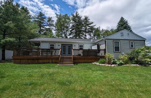 Luxurious Lake Retreat with Hot Tub and Walk to Beach - Foto 3