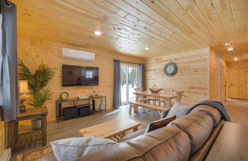 Fish, Swim, Play Voyagers Family Cabin with Yard - Foto 1