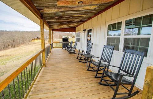 Ozark Escape - Hot Tub Mountain Views and Near Buffalo River - Photo 2