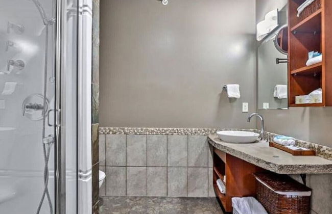 Luxury 3-Br Penthouse | INDOOR Pool & Hot Tub | Pool Table | 2 Decks + Mtn Views - Photo 20