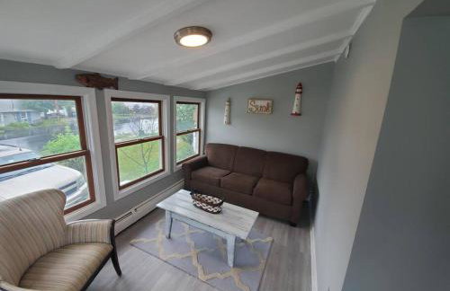 Beachy Bay Breeze Bungalow 2BR with parking and close to many amenities. - Foto 13