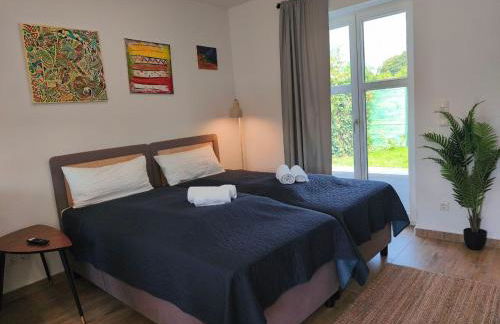 Modernes Ferienhaus mit 4 separaten Appartements, je mit vollausgestatteter Küchenzeile und eigenem Bad, 2 Gehminuten zum Badesee, Garten, Grillplatz, Kinderspielbereich, Hunde sind willkommen - Foto 28