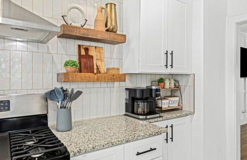 Spacious 4BR Home by Dtown Royal Oak - Photo 14