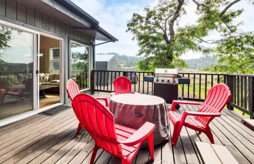 2 Mi to Downtown Coos Bay: Home w/ Deck, Fire Pits - Photo 23