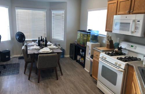 This cute 3 bedroom 2 and half bath is cozy - Photo 4