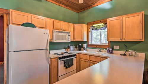 Secluded Bear Lake Getaway with Fire Pit and Porch! - Foto 2