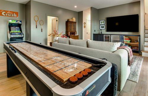 Deck and Mountain Views Black Chalet in Glenville - Foto 3