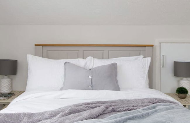 Coastal Retreat for 8 With Hot Tub - Walk to Beach - Foto 39