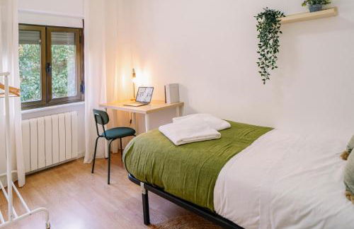 Centro, Hospital y Campus Universitario a 5 minutos - Camas de primera - Lavadora - SmartTV - Wifi 1 GB - Teletrabajo - Foto 5