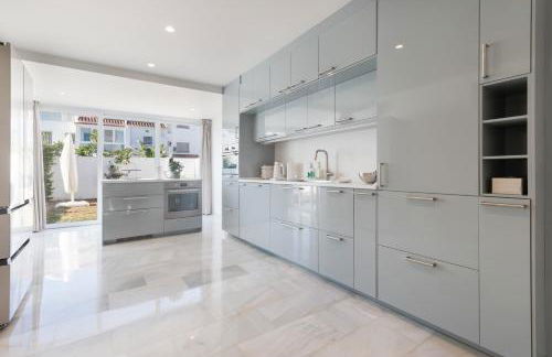 Luxurious And Modern Family Home - Photo 10