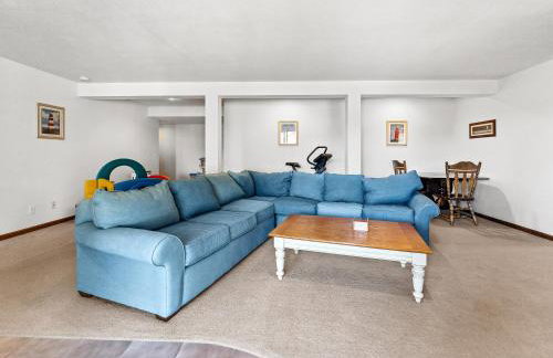 Experience lakeside luxury at Sunset Cove, a spacious 5-bedroom home - Foto 14