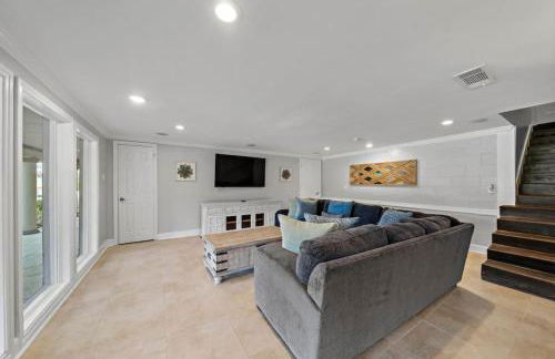 Waterfront oasis with private pool, game room, fire pit and volleyball court - Foto 29