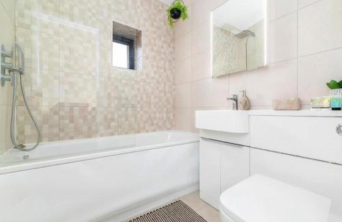 Spacious Multi-Level 3 Bedroom 2 Bathroom Family Apartment Near Hoxton Sleeps 6 - Foto 8